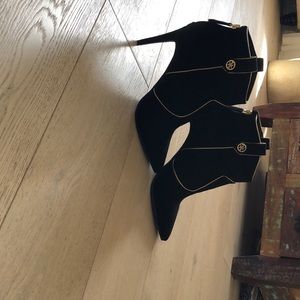 New Sexy black suede Guess booties